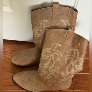 Brand New Size 8.5 cowboy boots. Embroidered design details. Never worn ✨